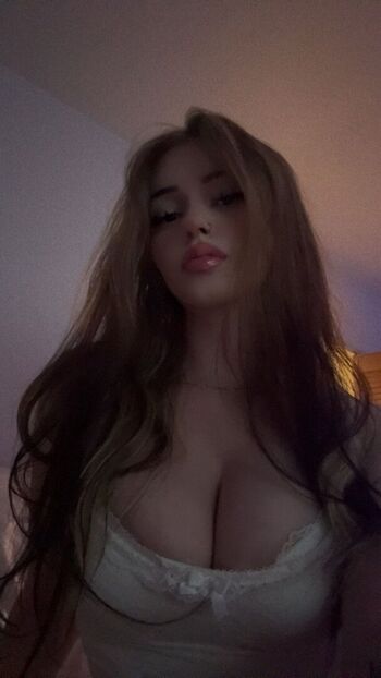 Emilyyjaneee leaked private content